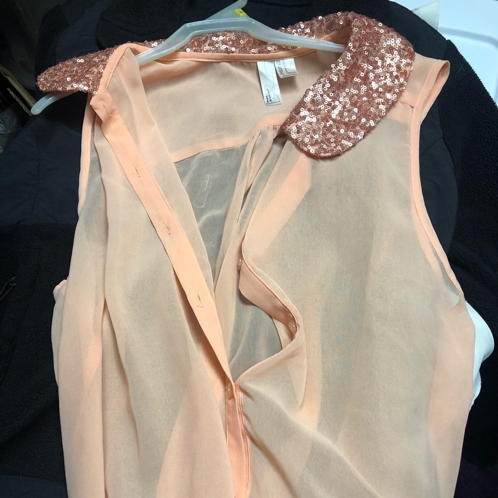 Women’s sleeveless shirts